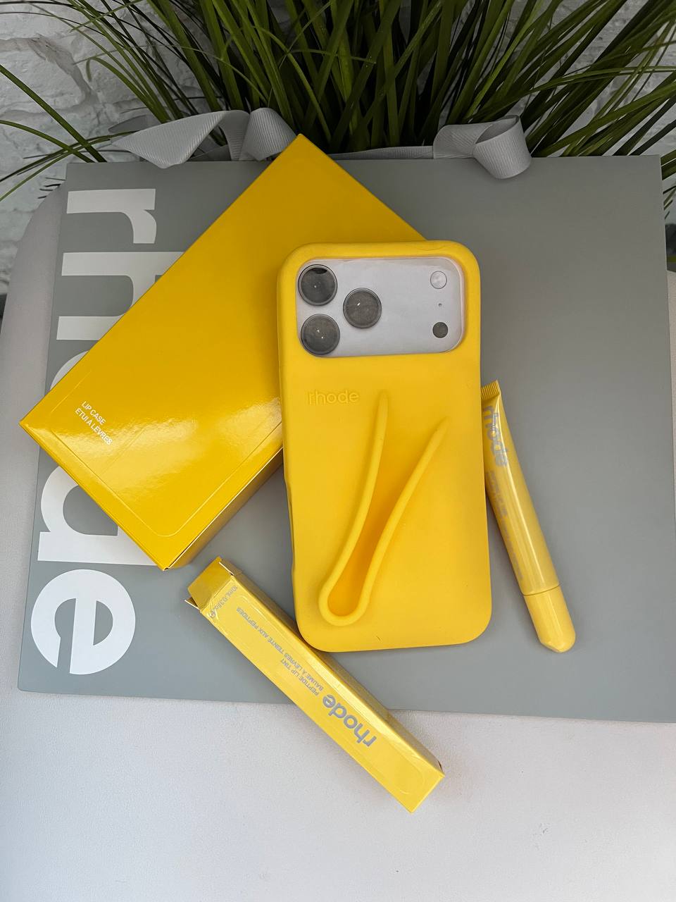 Купуйте оОригінальний жовтий чохол Rhode Lemontini Lip Case для